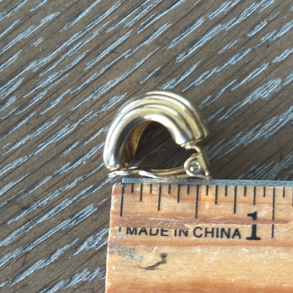 Clam Shell Shaped Gold Tone Clip-On Earrings Vintage - Picture 5 of 6